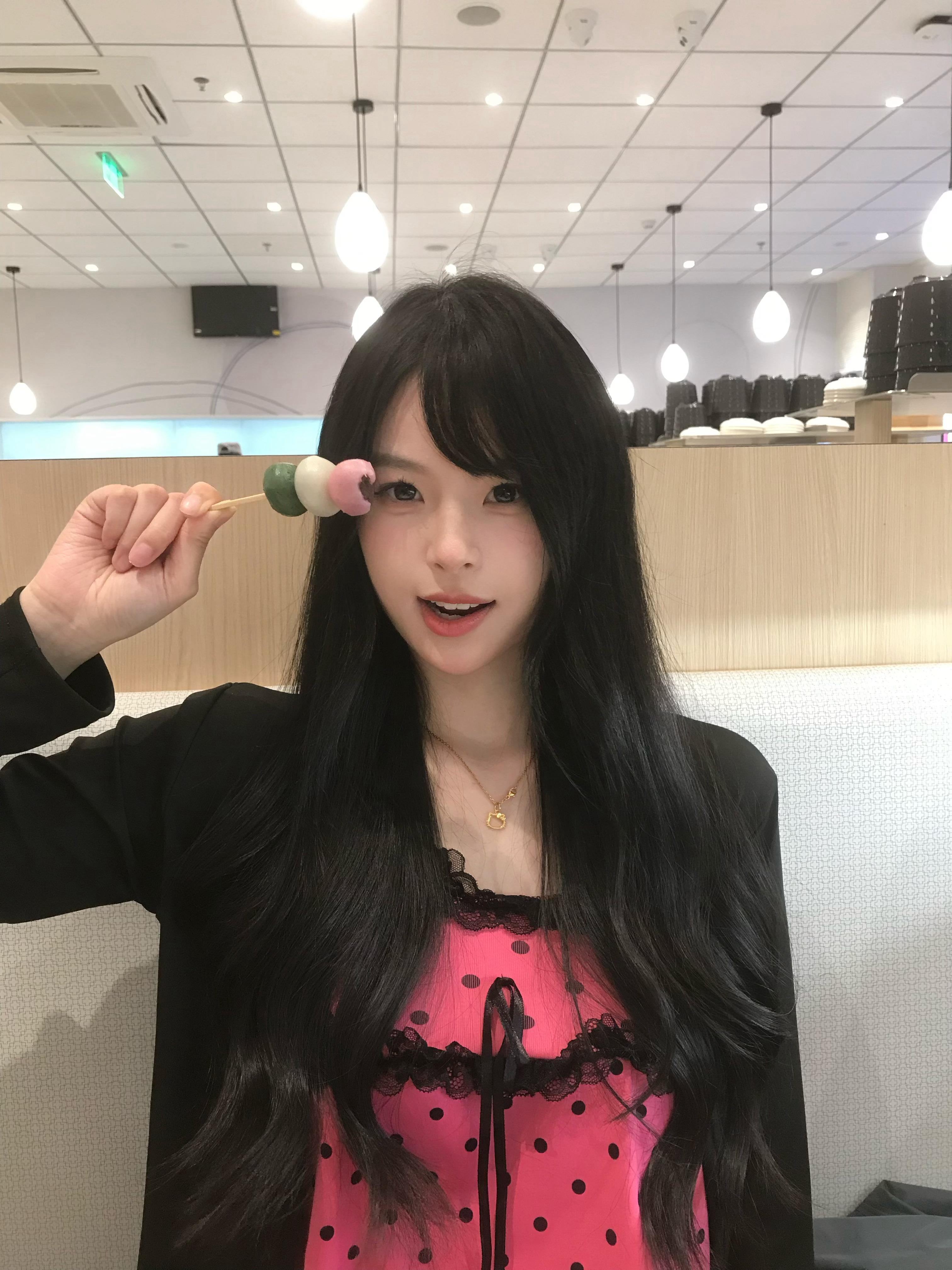 今天播的小信子，最近拍照化妆贴的都是这个～有拉长眼尾的效果，今天这个组合要比平时