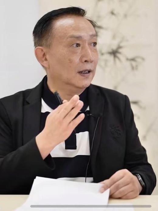 有人想把我们喝的水、用的电、上的网，打包卖给资本。

还生怕我们看懂，特地用英文