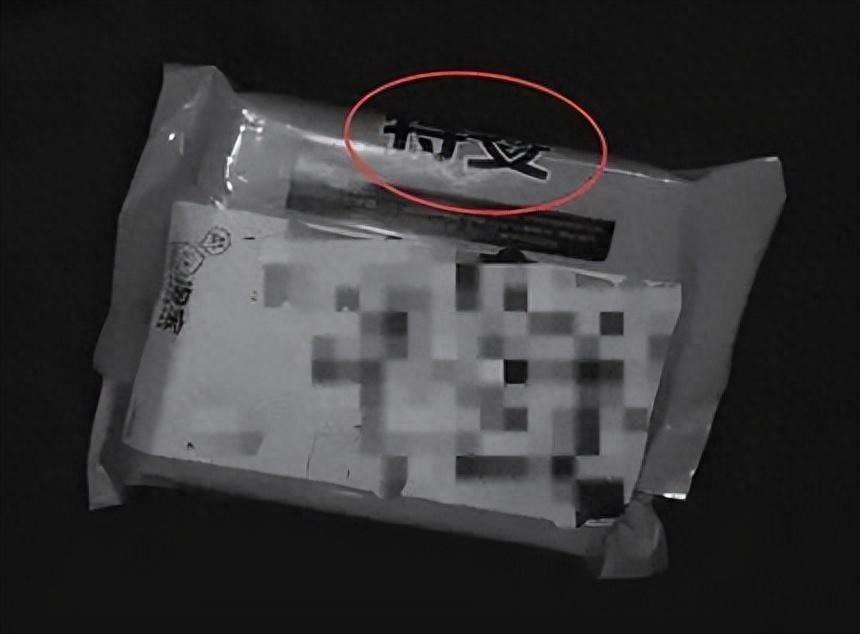 浙江诸暨，一位快递员报警说自己的快递丢了，里面是黄金。结果警察来了，查着查着，发