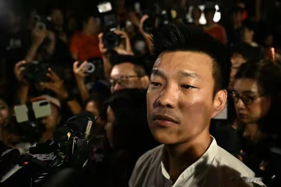 太想当总理的纳塔蓬其实内心很不甘，他承认大选失败，并发誓不与阿努廷合作，人民党从