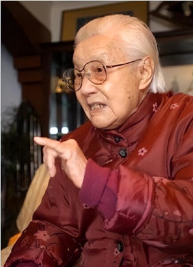 1955年，一份死刑判决书送到了黄慕兰面前。罪名是叛徒。而二十四年前，正是她在上
