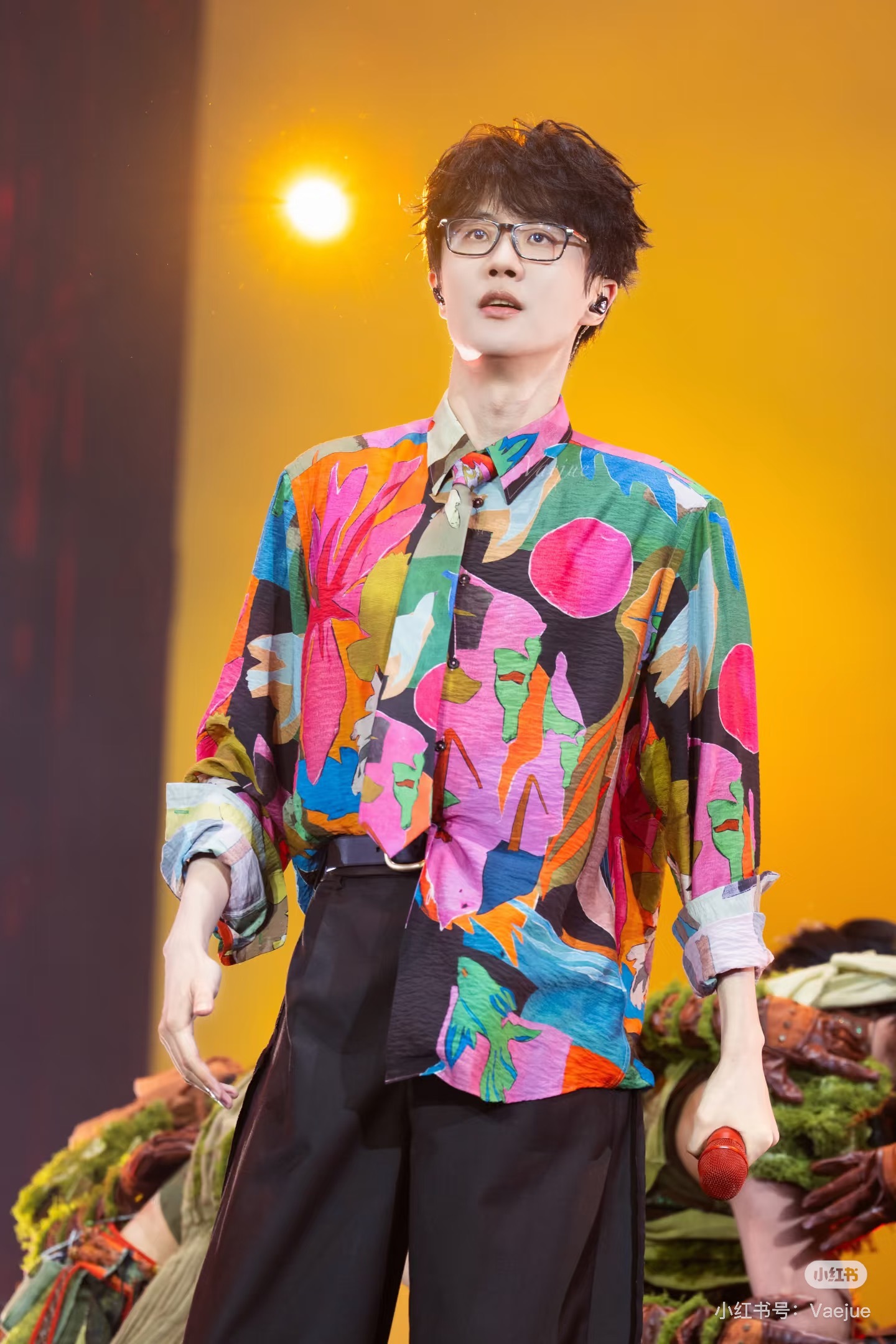 许嵩把剧院搬到了演唱会许嵩也太懂营造氛围感了吧，直接把剧院搬上演唱会舞台。《胡萝