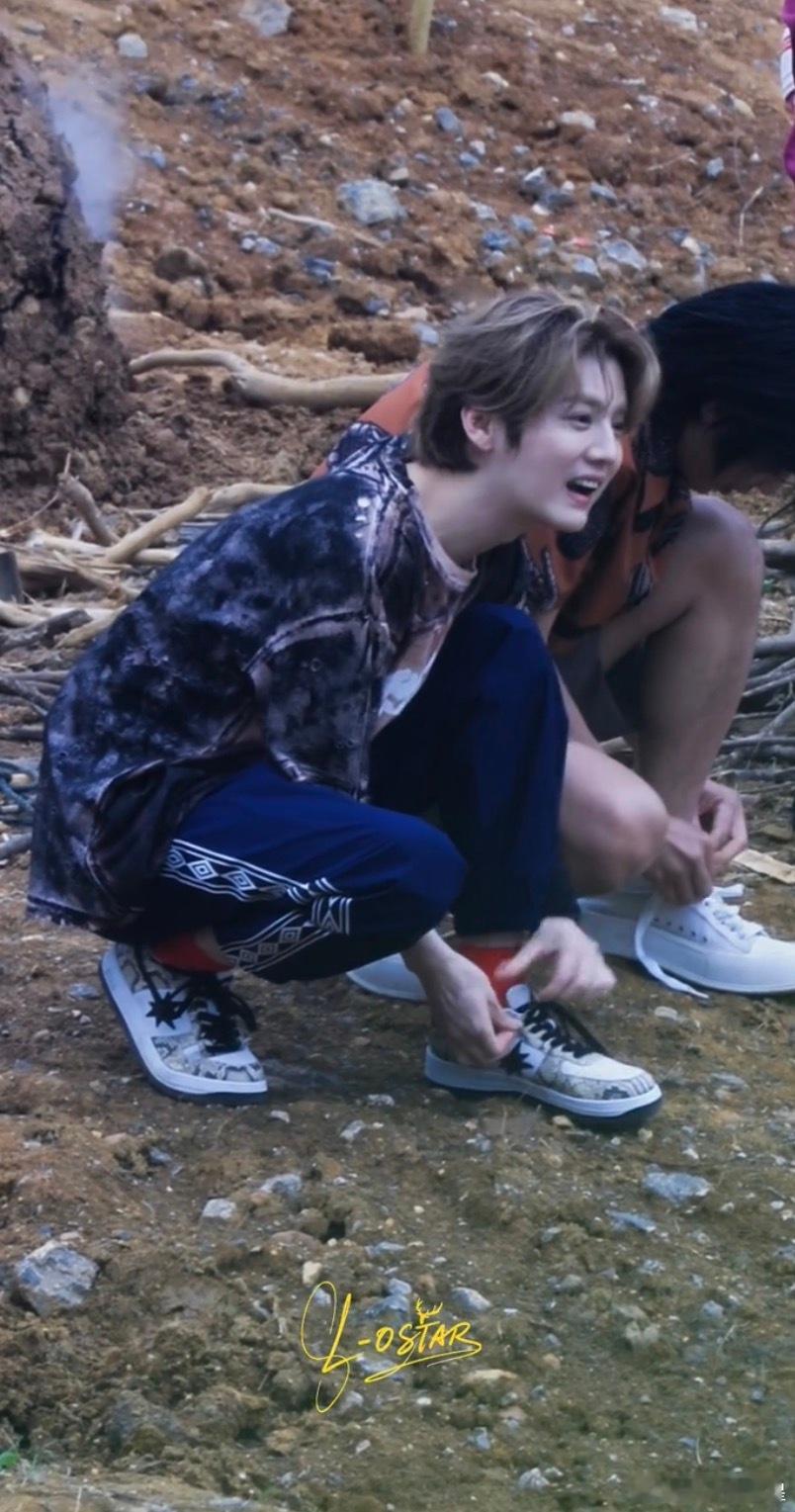 鹿晗本命年穿了红袜子鹿晗穿上红袜子了 穿着红袜子的鹿哥