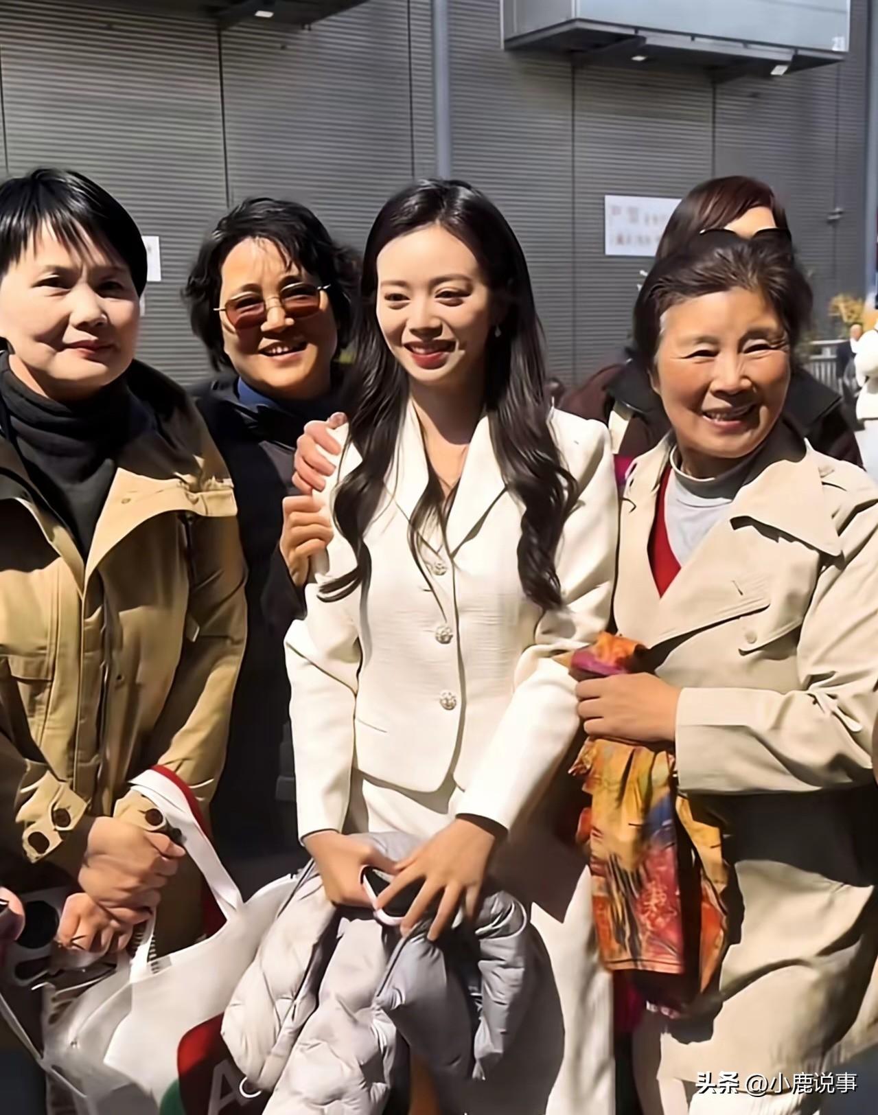 真的特别能理解这种场面。
小贝在外面碰到不少热情的朋友。
全程都特别配合，态度也