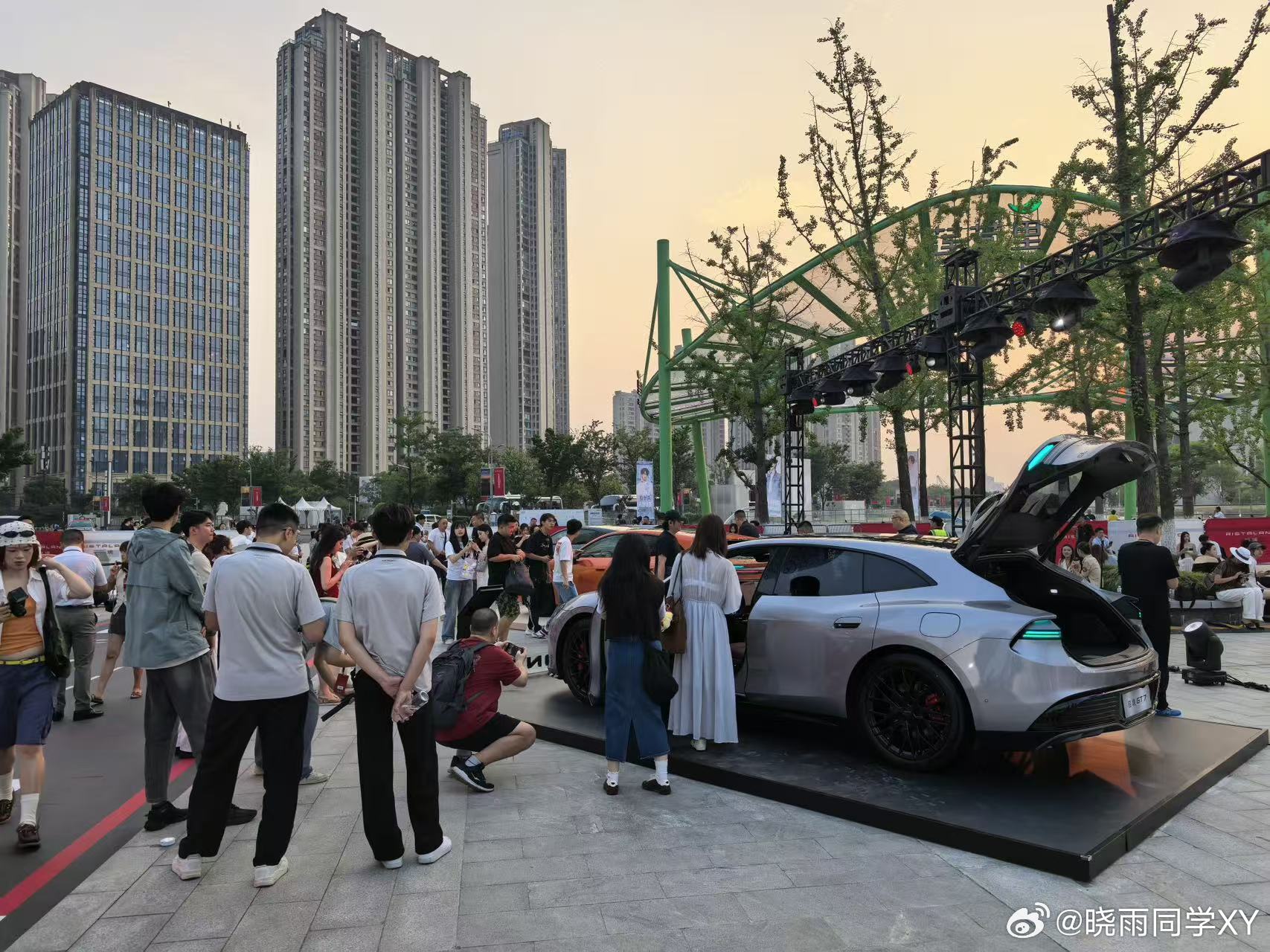 已经抵达杭州奥体启境GT7上市发布会现场啦，每台车面前都聚集了好多媒体和粉丝，根