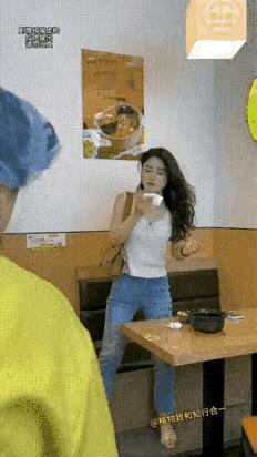 这小姐姐，
这么厚的手机，
她没有察觉吗？