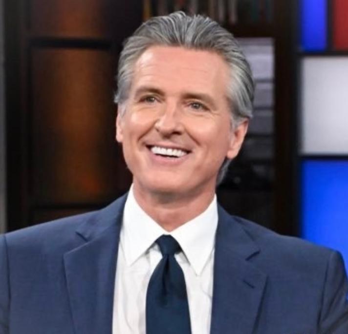 加州州长纽森今天发文说：“美国人实实在在正在为唐纳德·特朗普的腐败付出代价。他利