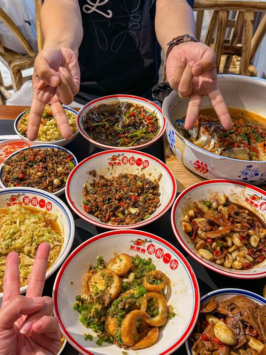 人均20+炫湘辣！！济南的穷鬼食堂被我找到了…