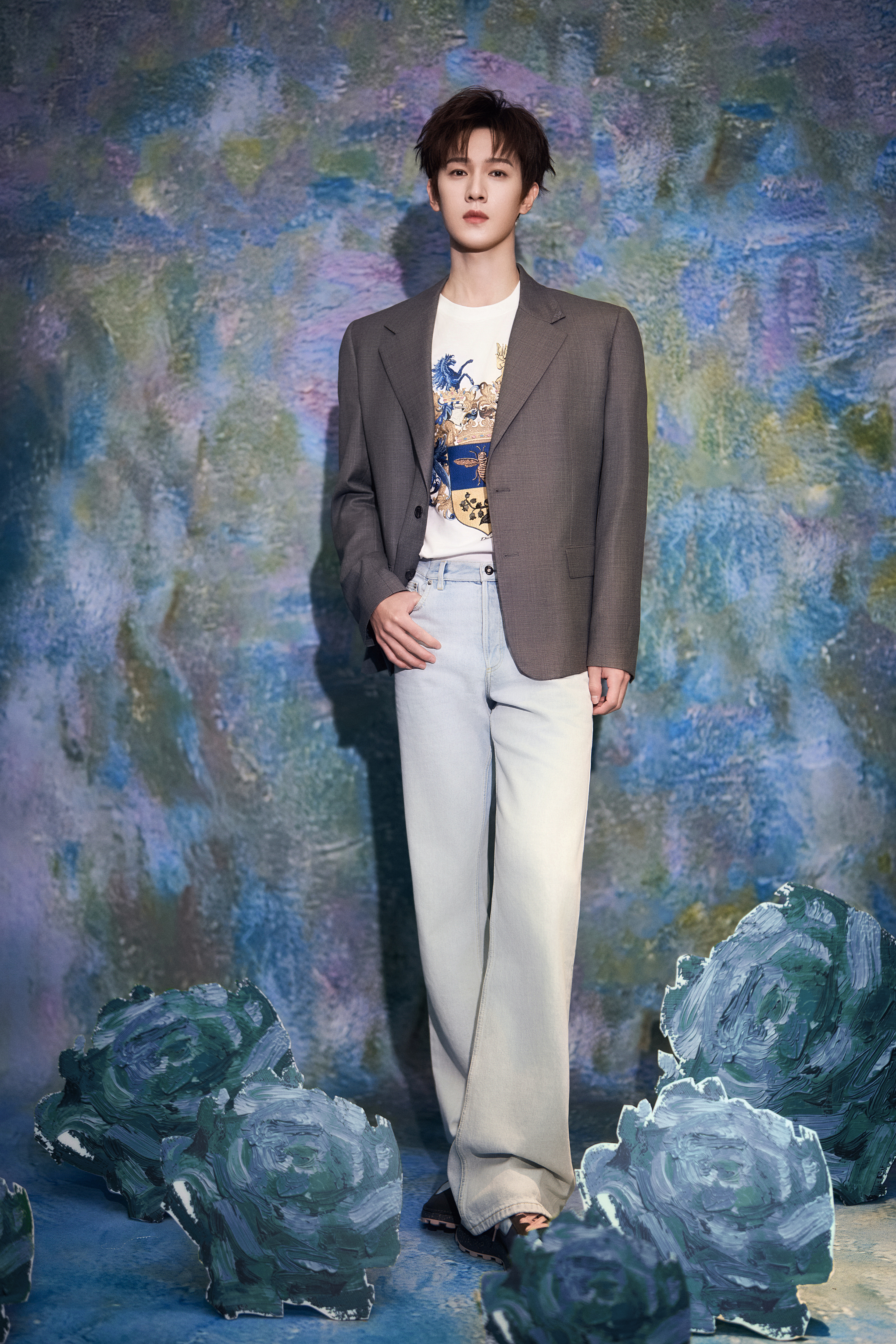 李昀锐今日出席新剧《冰湖重生》剧宣活动造型图集，身着Dior 2026早秋系列时