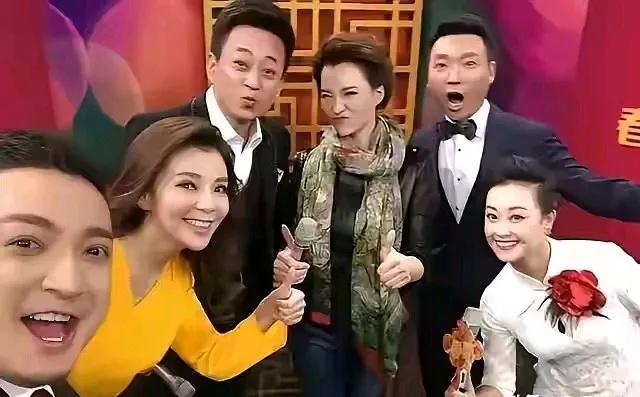 看看人在放松状态下的真实表情，他们是公众人物是门面，平时都必须以最好的面容，最好