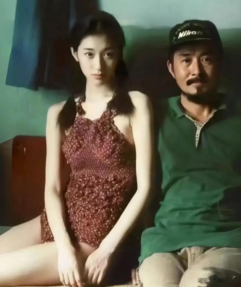 这张照片拍摄于1990年，李小冉14岁时的合影。照片中的她身材高挑妙曼，五官精致