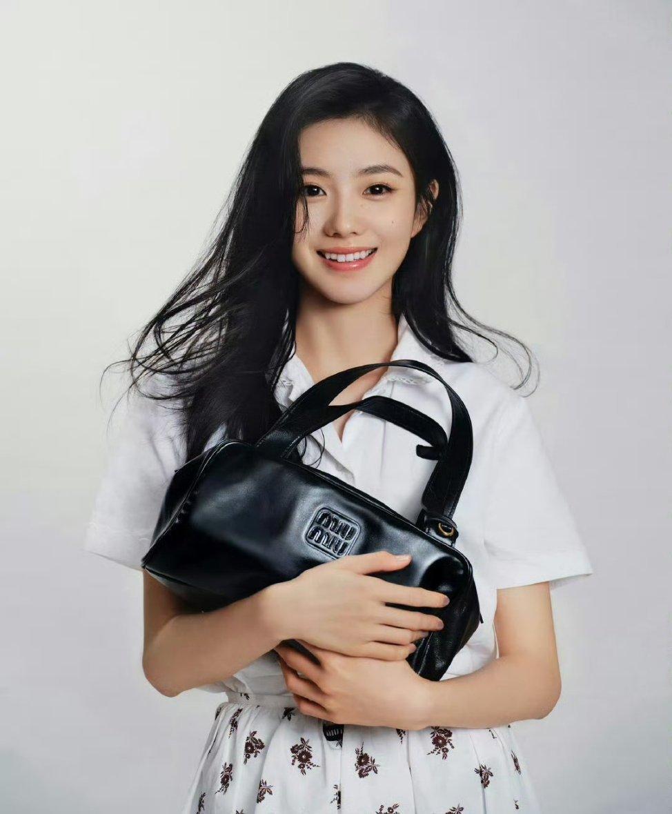 miumiu签了三个00花刘浩存好美啊，跟miumiu的适配度好高 ​​​