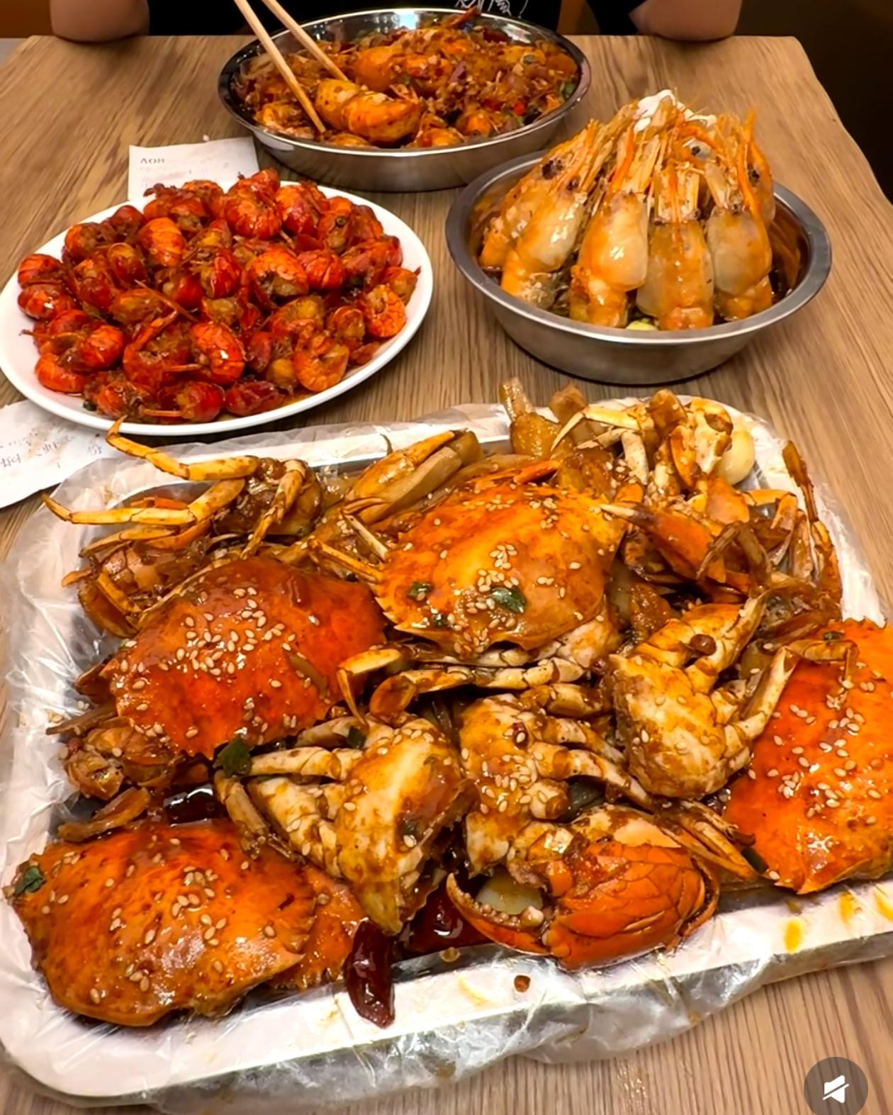 昨天去小姑子家聚餐，刚出小区就接到她的电话，让我顺路帮忙带梭子蟹、熟食还有两箱啤