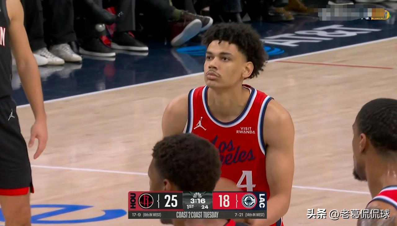 快船小将桑德斯真是太亮眼了！在今天快船主场迎战火箭的上半场比赛中，新秀桑德斯替补