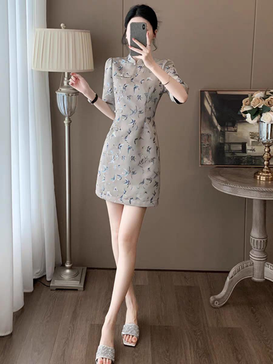 新中式轻国风连衣裙对小个子女生简直太友好啦！其独特设计，尽显高级质感。中袖设计，