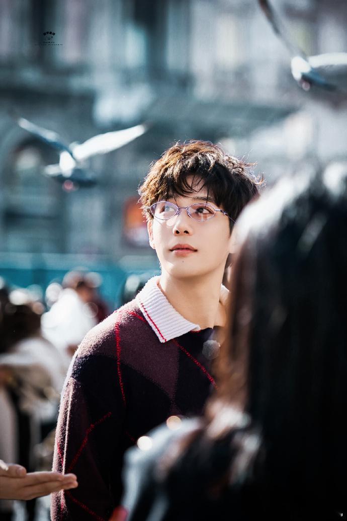 王安宇米兰路透王安宇卷毛羽绒服look 王安宇卷毛羽绒服look，王安宇米兰路透