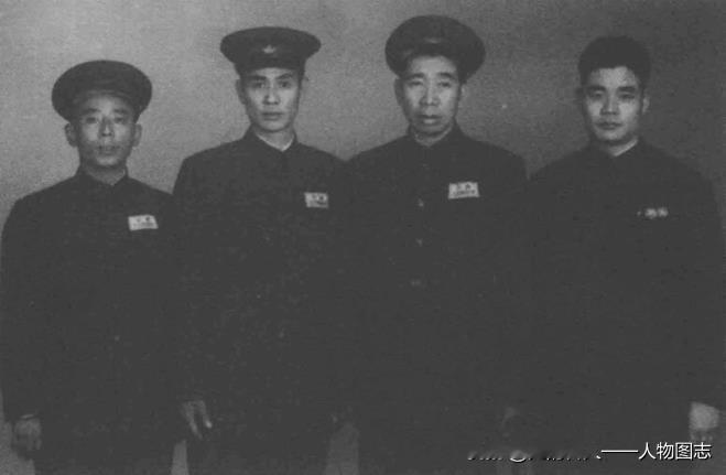 杨国夫将军(右二)与李人凤将军(右一)相会于上海(1950年)