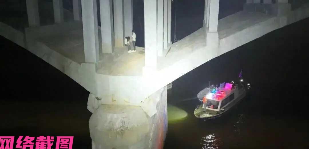 浙江兰溪有情侣不知为何半夜争议起来，后有两人似乎争执不过，女生跑到一处大桥这里，