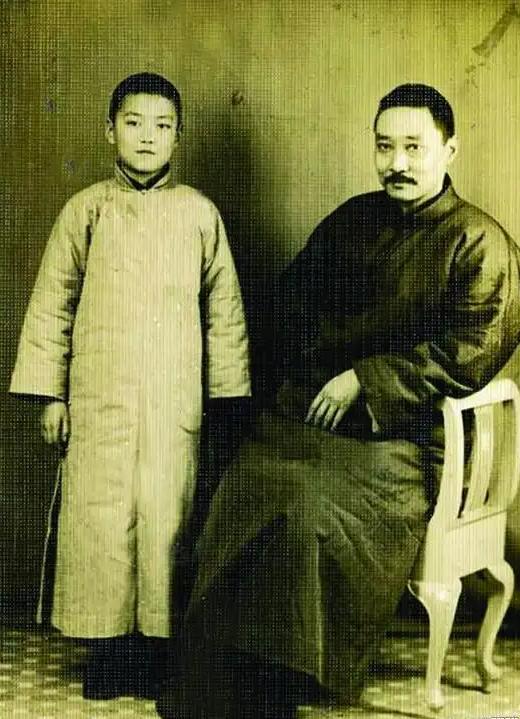1921年6月，蒋介石的母亲王采玉在奉化溪口病逝。蒋介石八岁丧父，全靠母亲一手拉