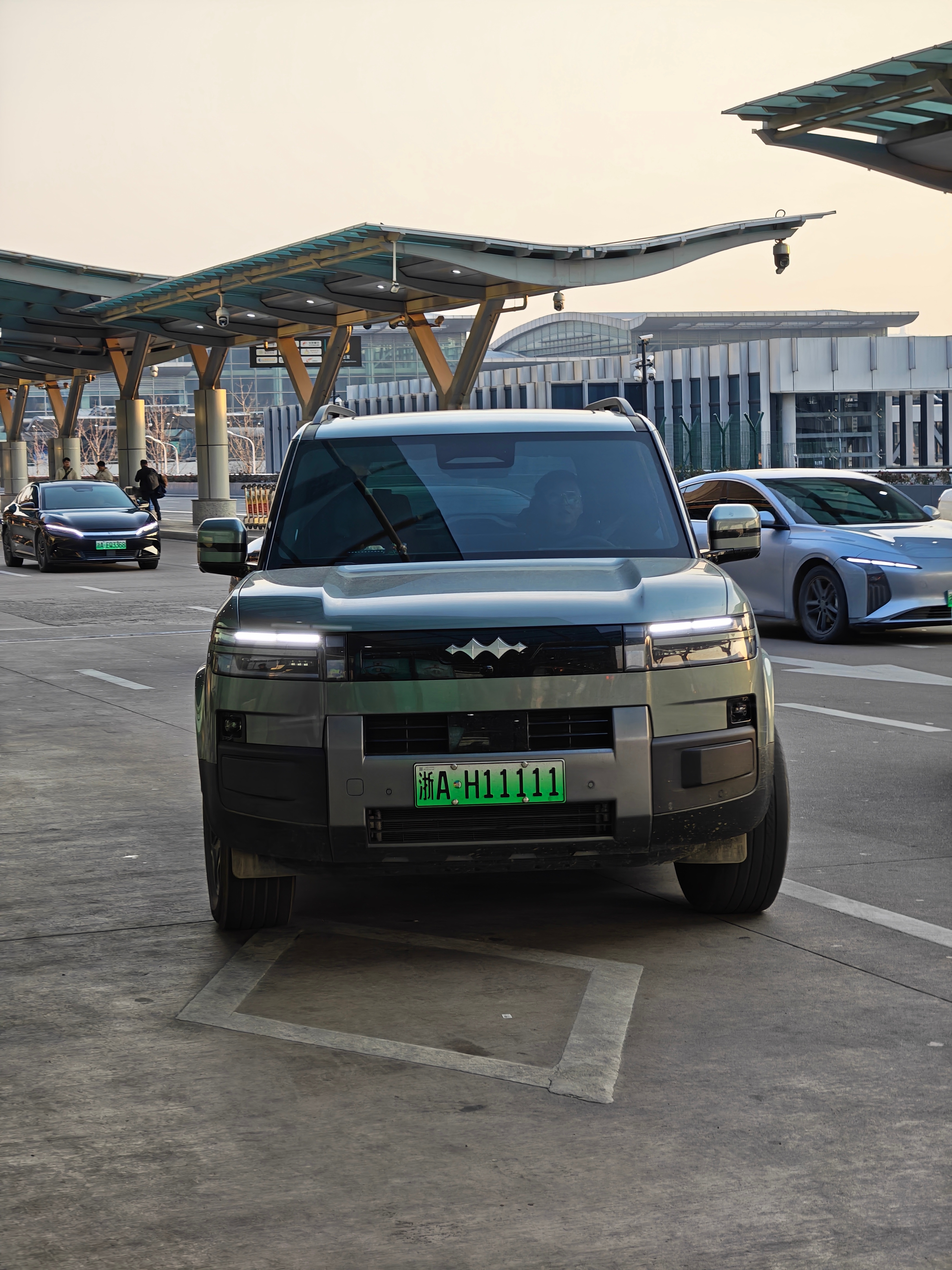 在机场碰到一辆钛7 车牌5个1这要是油牌指不定得多少钱买的我记得我前同事001的