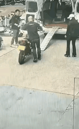 骑车小伙顾下顾不了上，那场面估计是手不忙脚不乱，下面很合格，但上面就算有个金刚铁