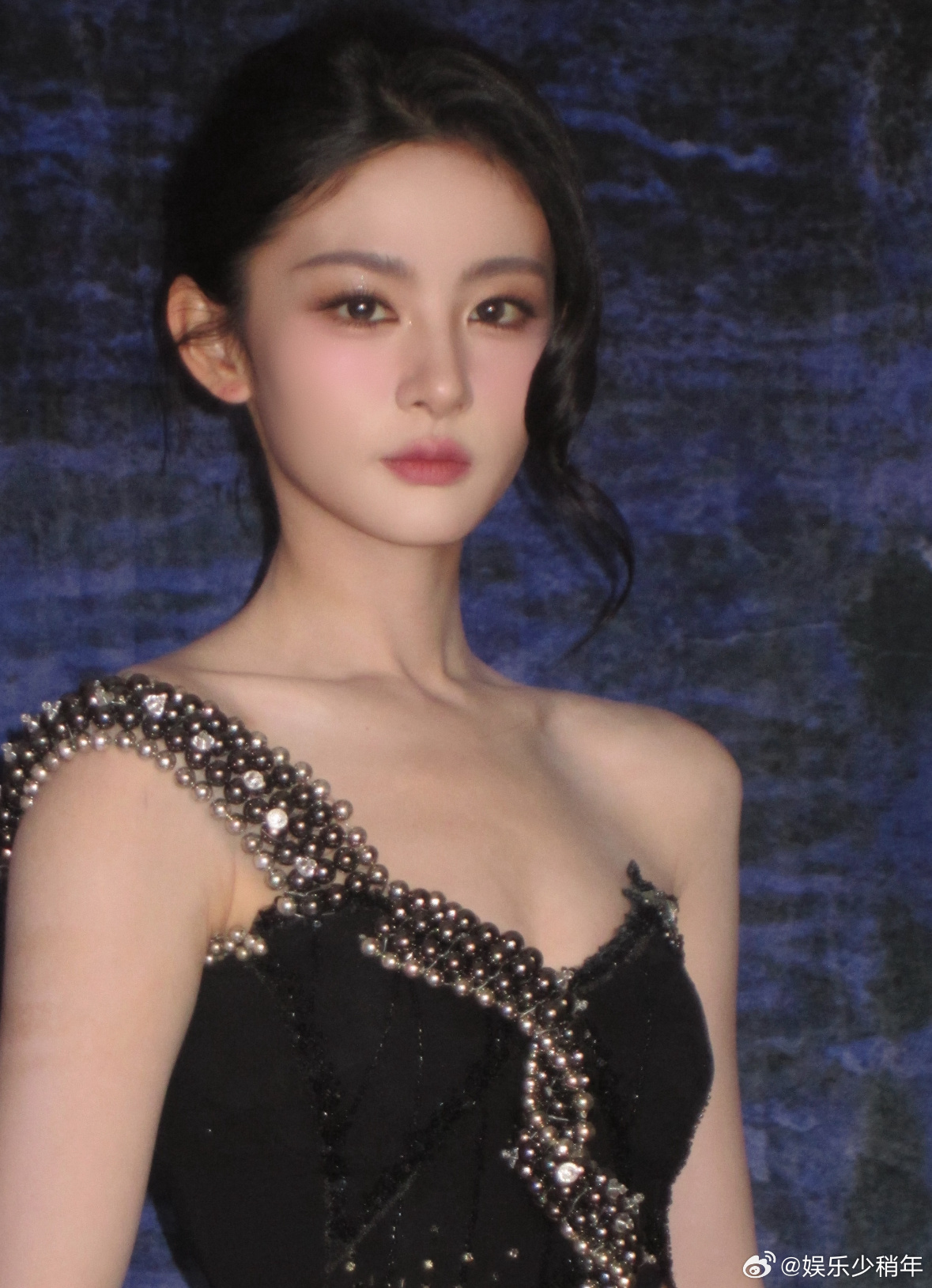 赵晴线下美成洋娃娃了救命！赵晴线下赢麻了！造型精致得像从橱窗里走出来的洋娃娃，明