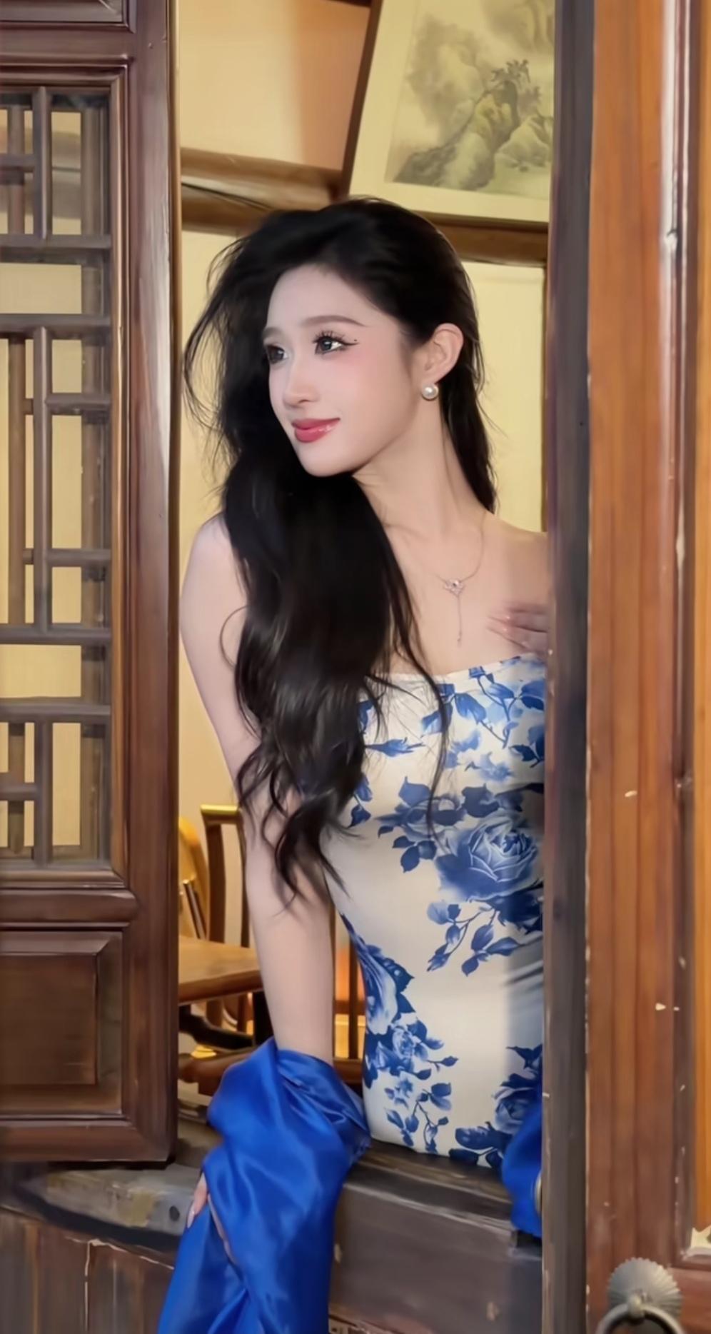 丽人浓妆青花裳，夜色微阑独倚窗。