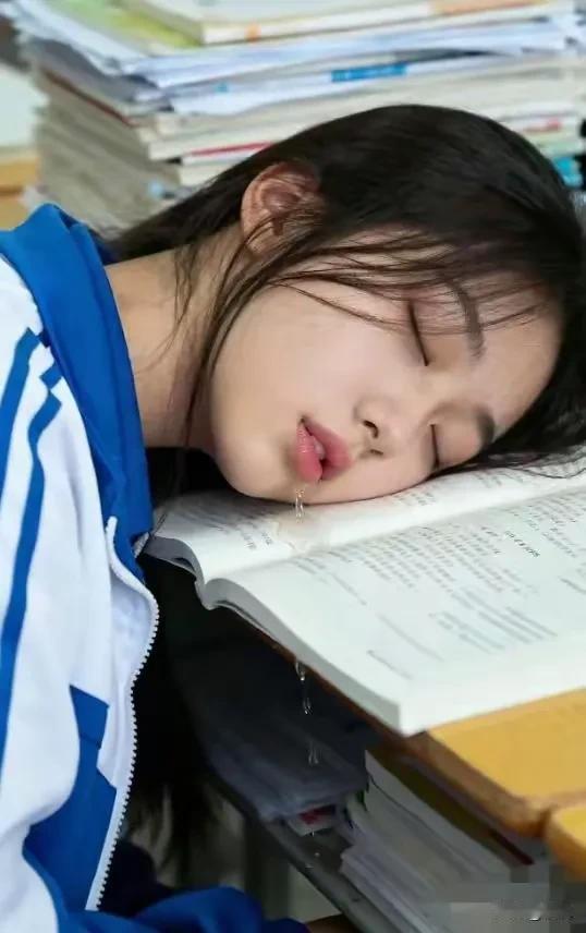《美梦》
一颗美丽的心，
一个美丽的梦，
共赴时光的永恒。
美梦是心灵的港湾，