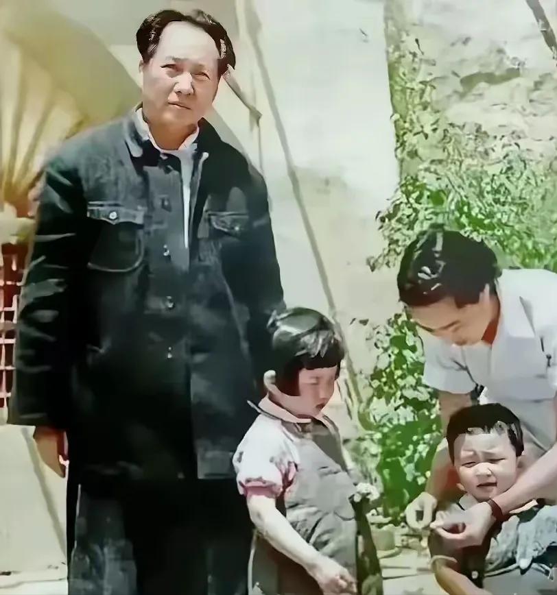 这是毛主席陪伴小女儿李讷打预防针时的真实样貌，都看看吧，这可不是演员扮演的。

