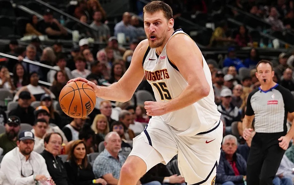 NBA常规赛继续进行，掘金主场128-112战胜开拓者。约基奇此役继续稳定发挥，