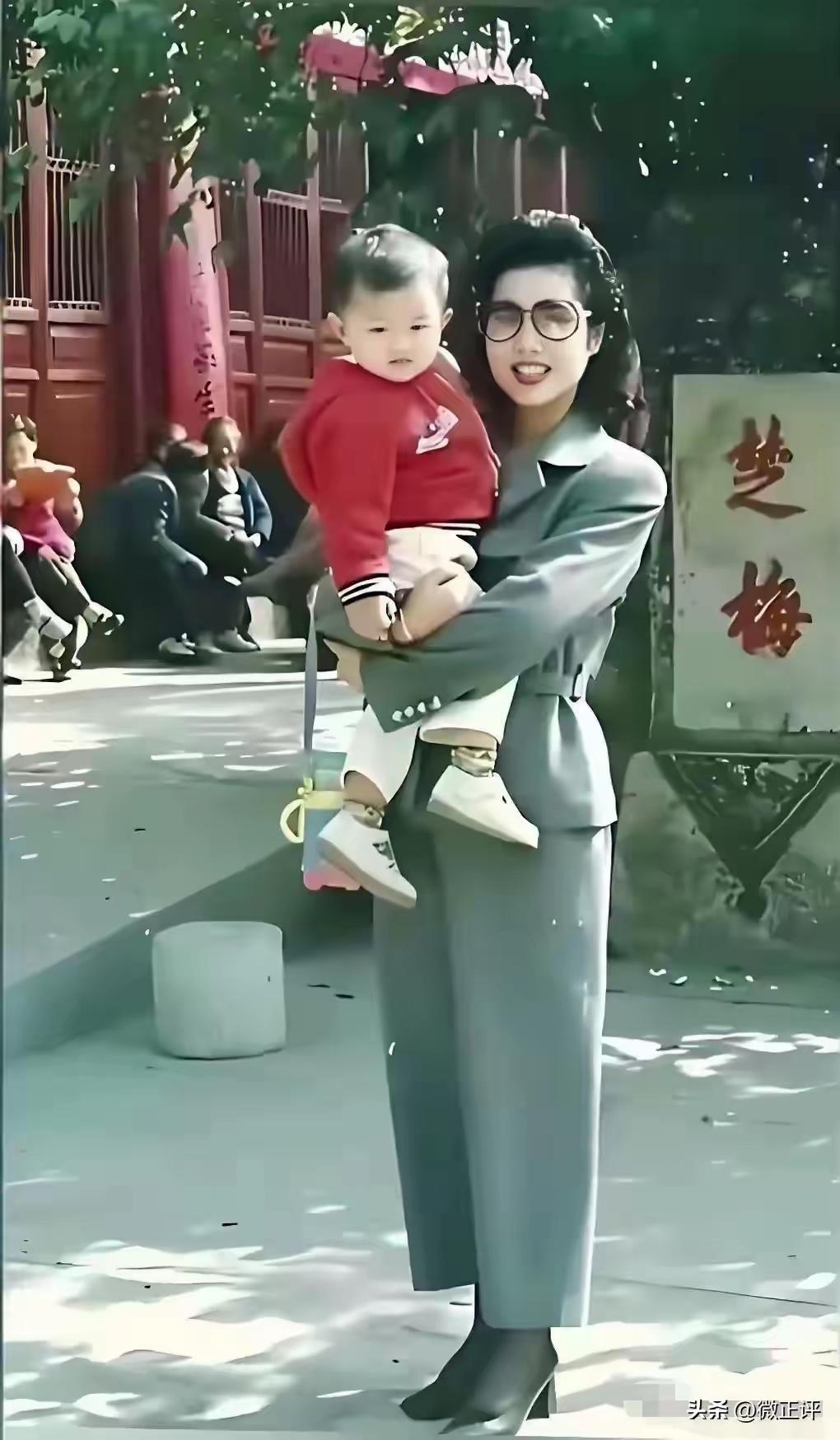 入目气质佳，
怀中抱娇娃。
留念拍倩影，
谁知名叫啥？