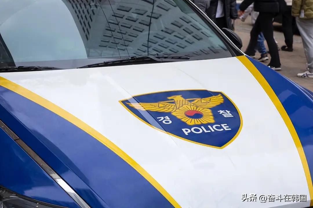 这是近期发生在韩国的一起引发广泛争议的教育事件。事件中教师因制止学生不当行为却被