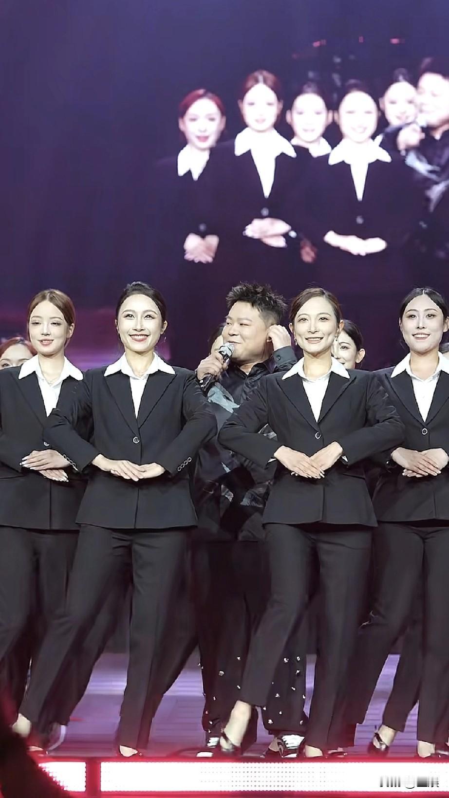 岳云鹏演唱会上，被穿黑西装白衬衫的伴舞围绕岳云鹏巡演