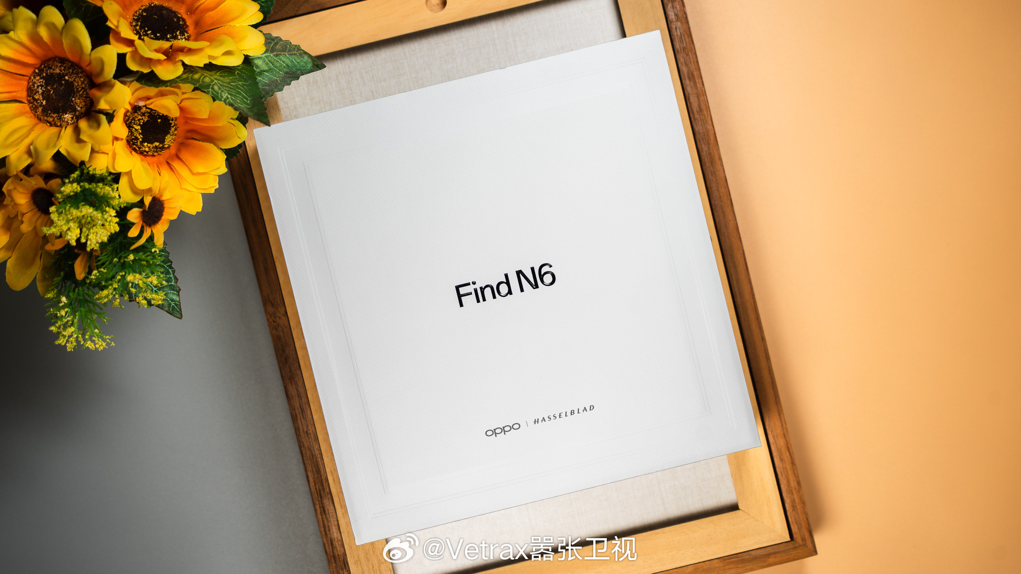 It's OPPO Find N6 『金橙』。一部你看产品宣传会觉得『怎么还在老