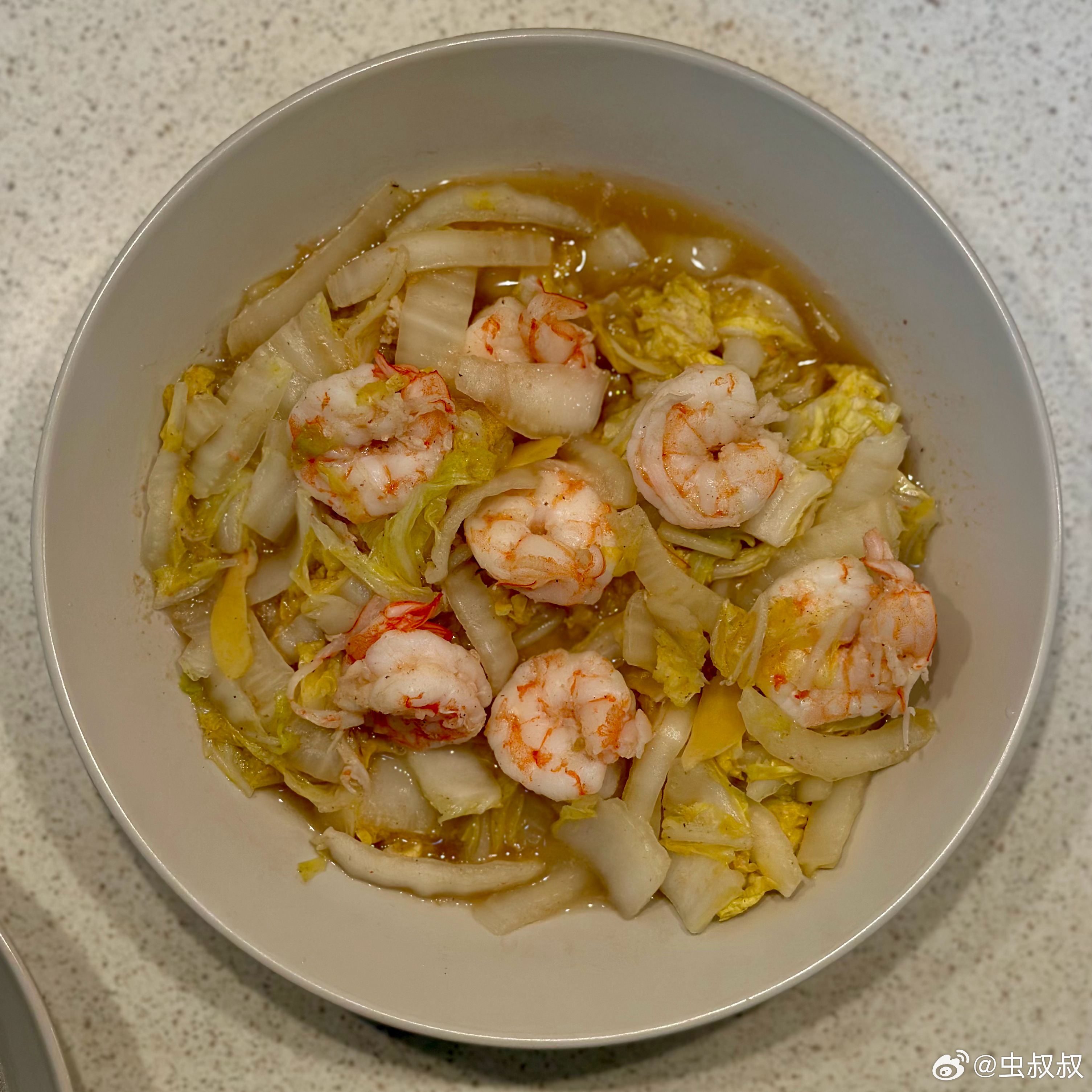 午餐。排骨汤，大虾烩白菜。主食比较丰富，有玉米，杂粮饭（未出镜）和发糕。天然碳水