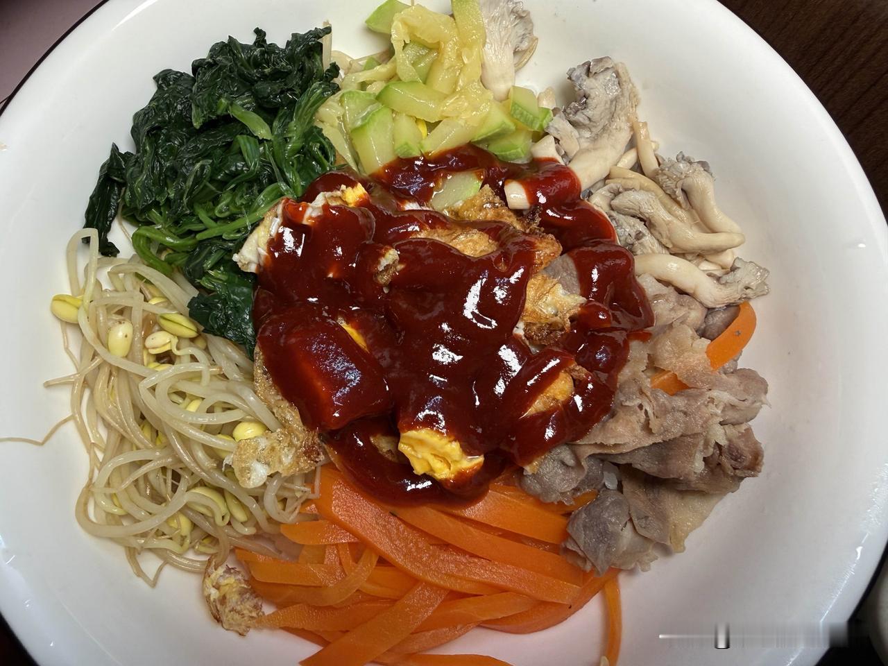分享今日自制美食辣椒，蔬菜，鸡蛋，一锅集齐幸福感，又是滋滋冒香的一餐……
