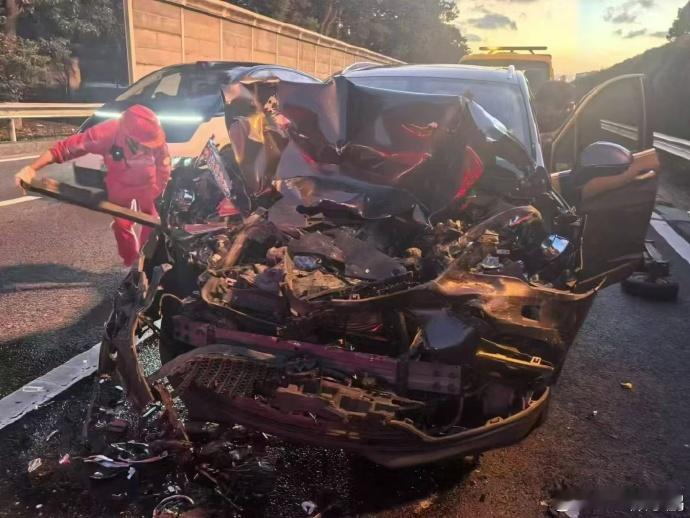 一起道路交通事故。为什么自然发生的交通事故跟碰撞试验室里的差距比较大，一方面是因