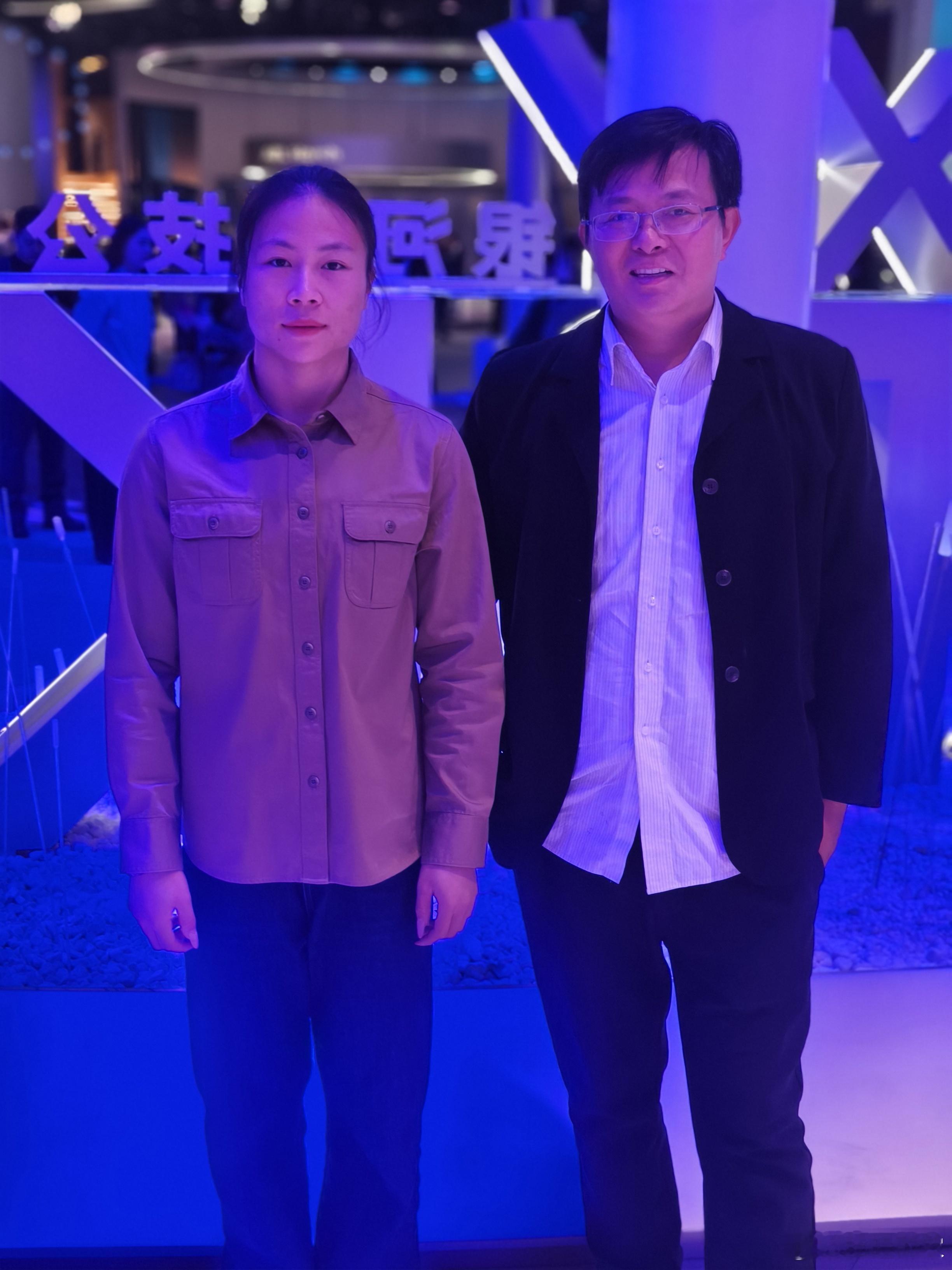 旺叔遇丽娟，老乡见老乡。攀岩一姐邓丽娟此番全运会不辱使命，笑傲速度攀岩冠军。她是