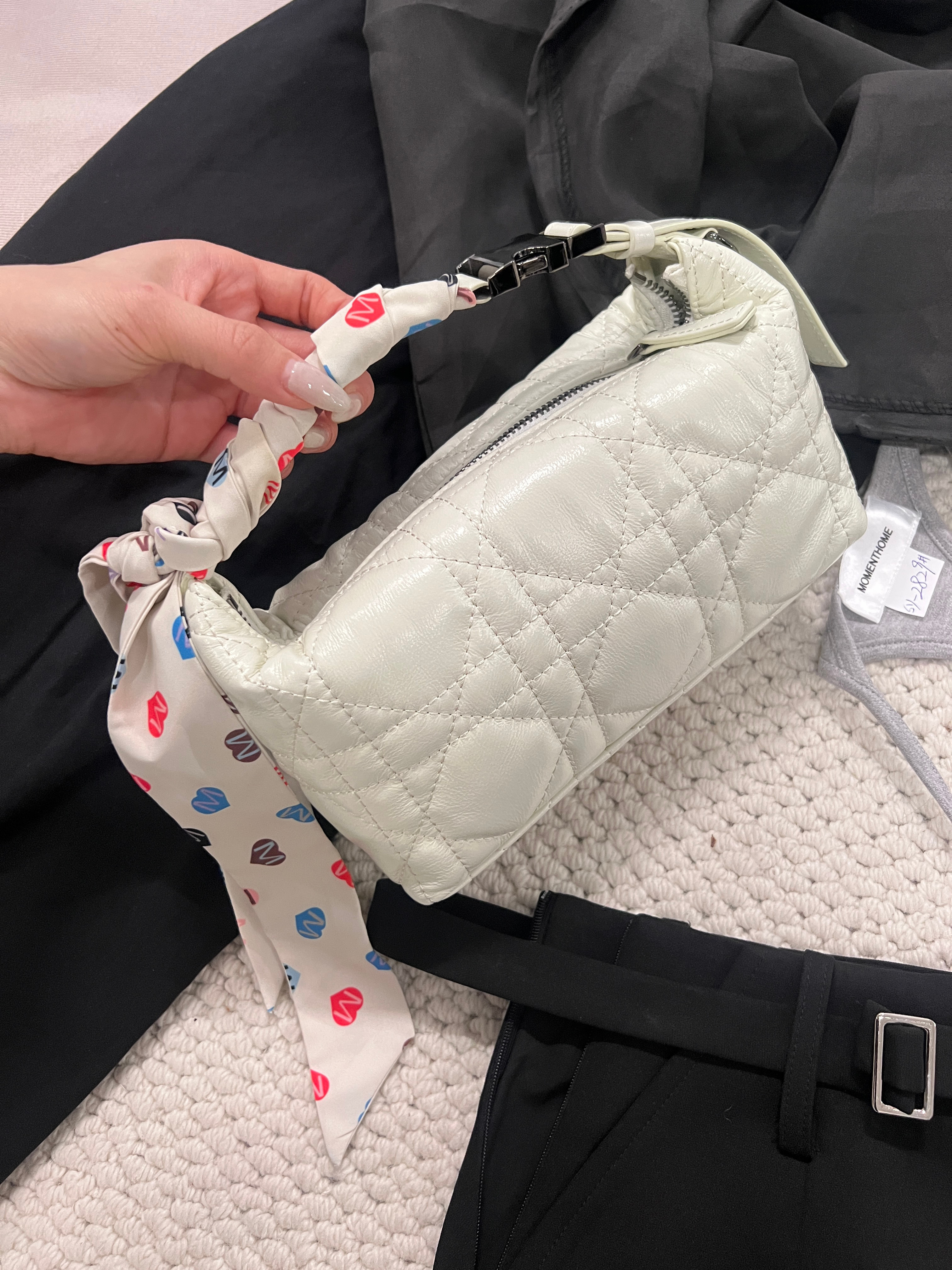 工厂又搞了个新包包出来迫不及待发出来 好东西要一起分享不知道要不要加黑色纠结？丝