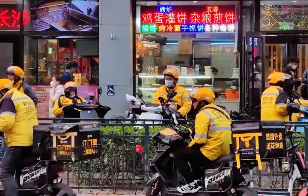 2026粗略数据统计国内外卖快递骑手达到了惊人的2000万，也就是每10个人里头