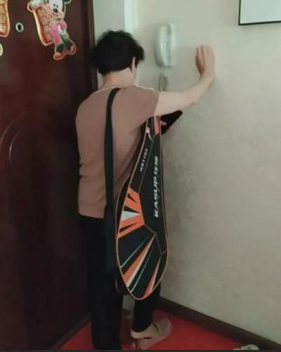 老年人不花钱的养生办法，我坚持了十几年，效果很好。
1、出太阳了就去晒晒背
每天