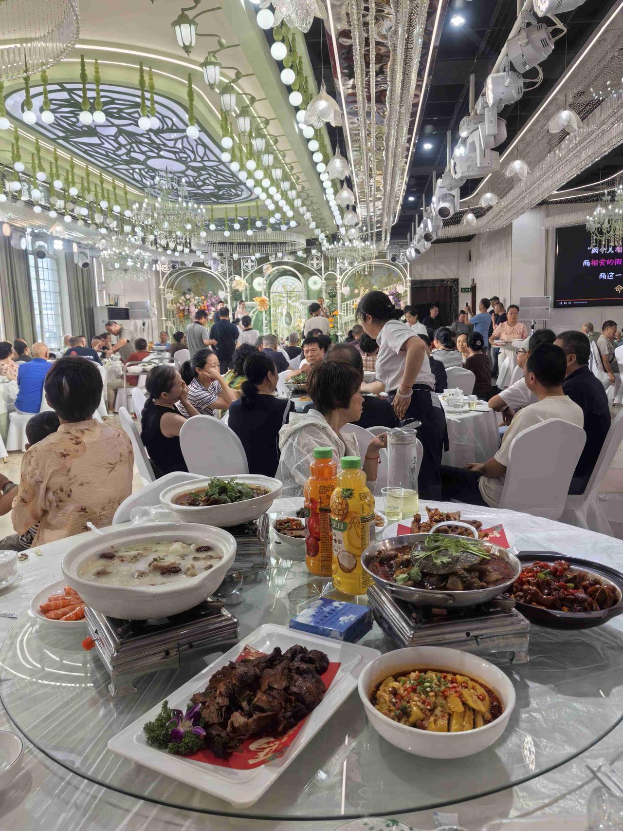 今天上午我特别高兴，在广华酒店，给好朋友霞帮忙，她的姑娘结婚，请回门宴。

她的