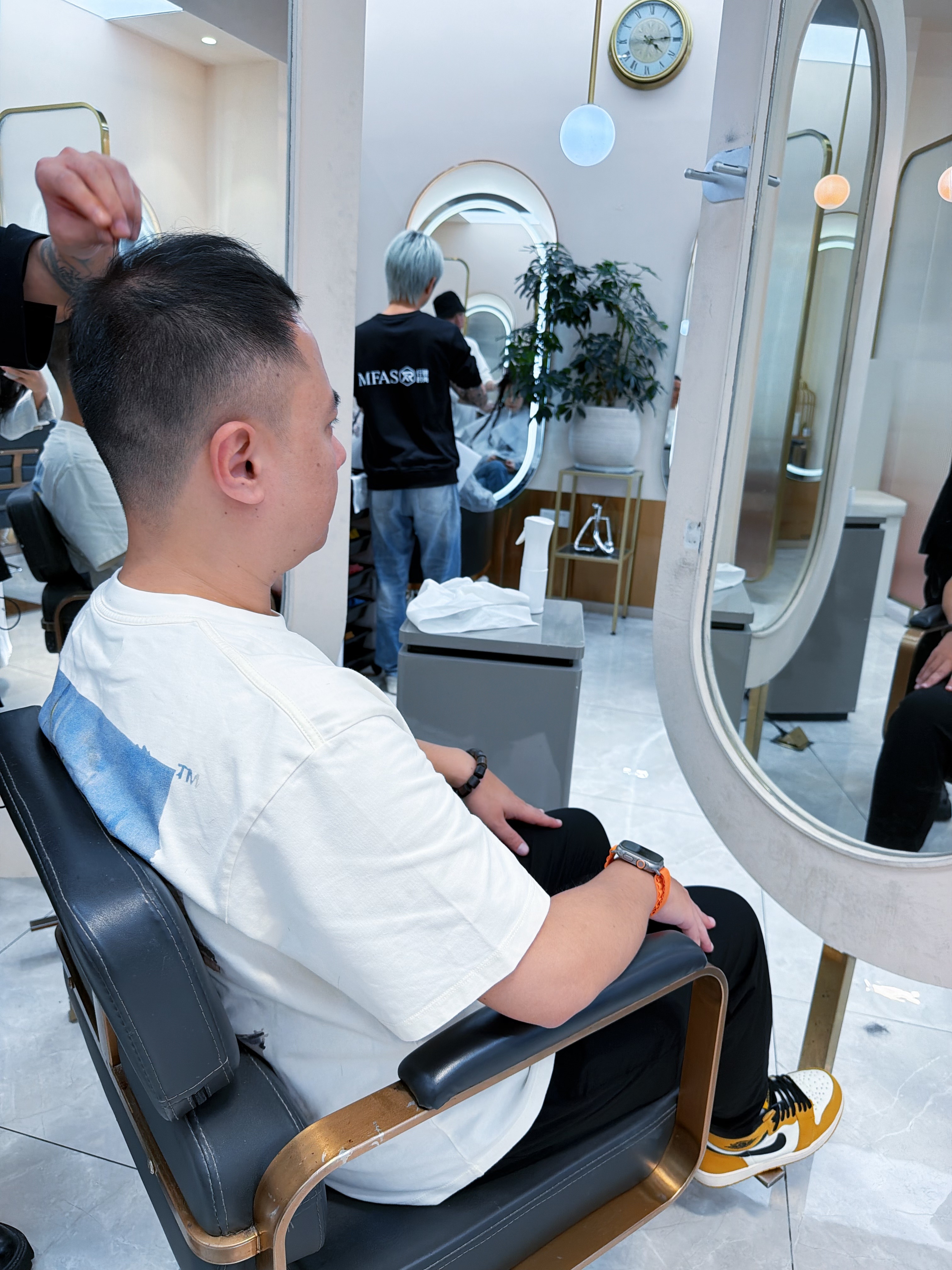 今晚鸿蒙智行车主答谢会，特意来搞个造型。大家觉得还行吗？接下来去弄衣服了，18点