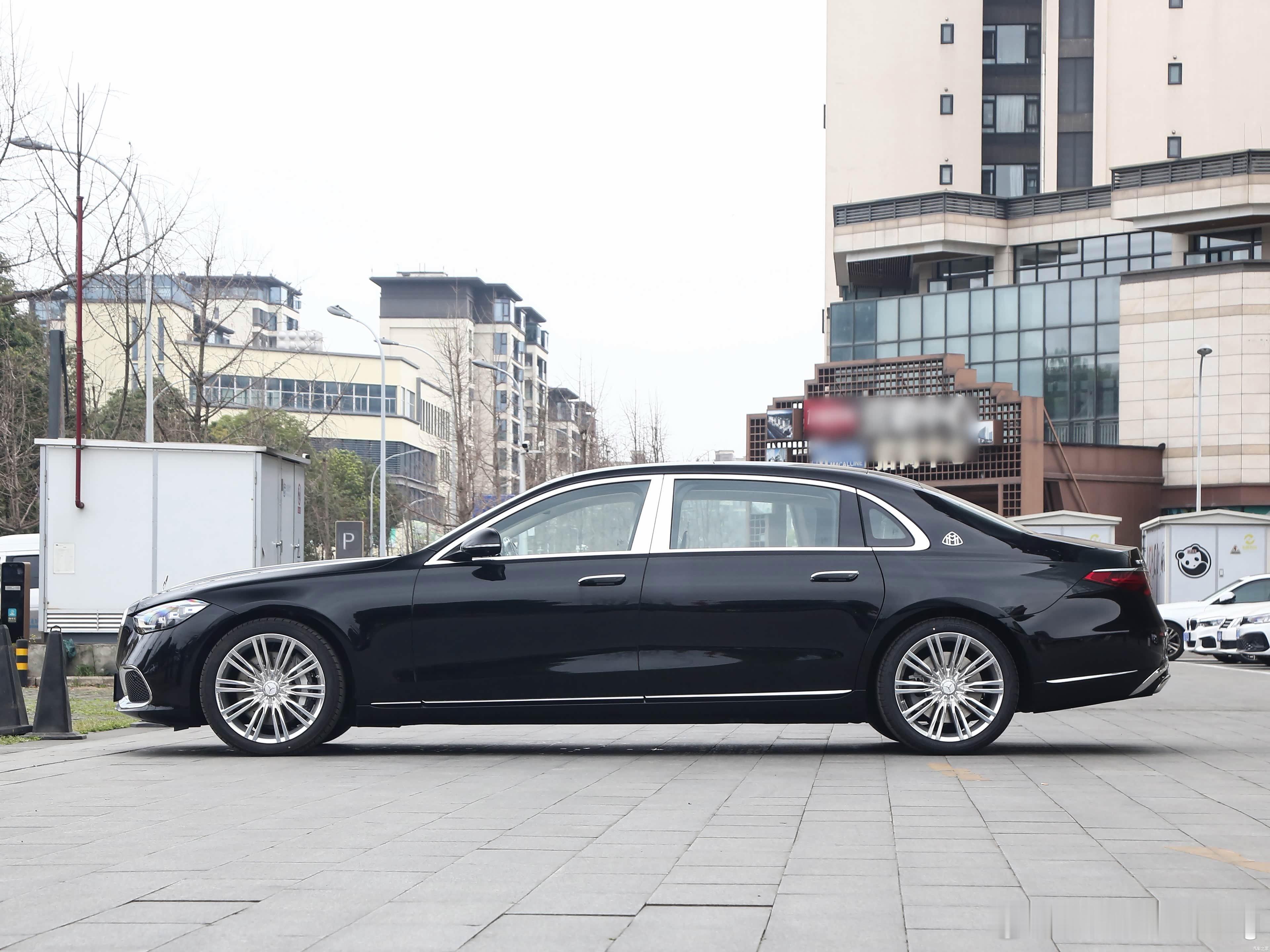 迈巴赫 S580  黑米选装 ➕后轮转向19500➕魔术车身97500➕大柏林8