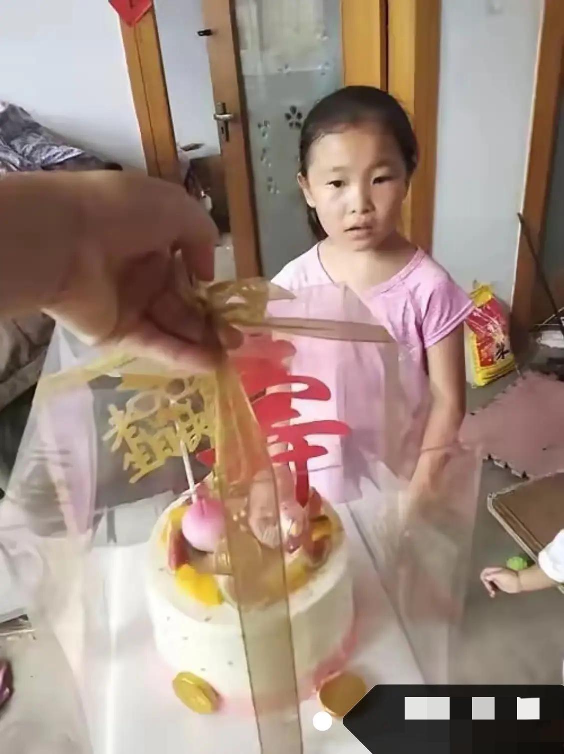 泪目啦！！！！
10岁的小女孩父母双亡，是八十多岁的奶奶把她带大。小女孩以前和奶