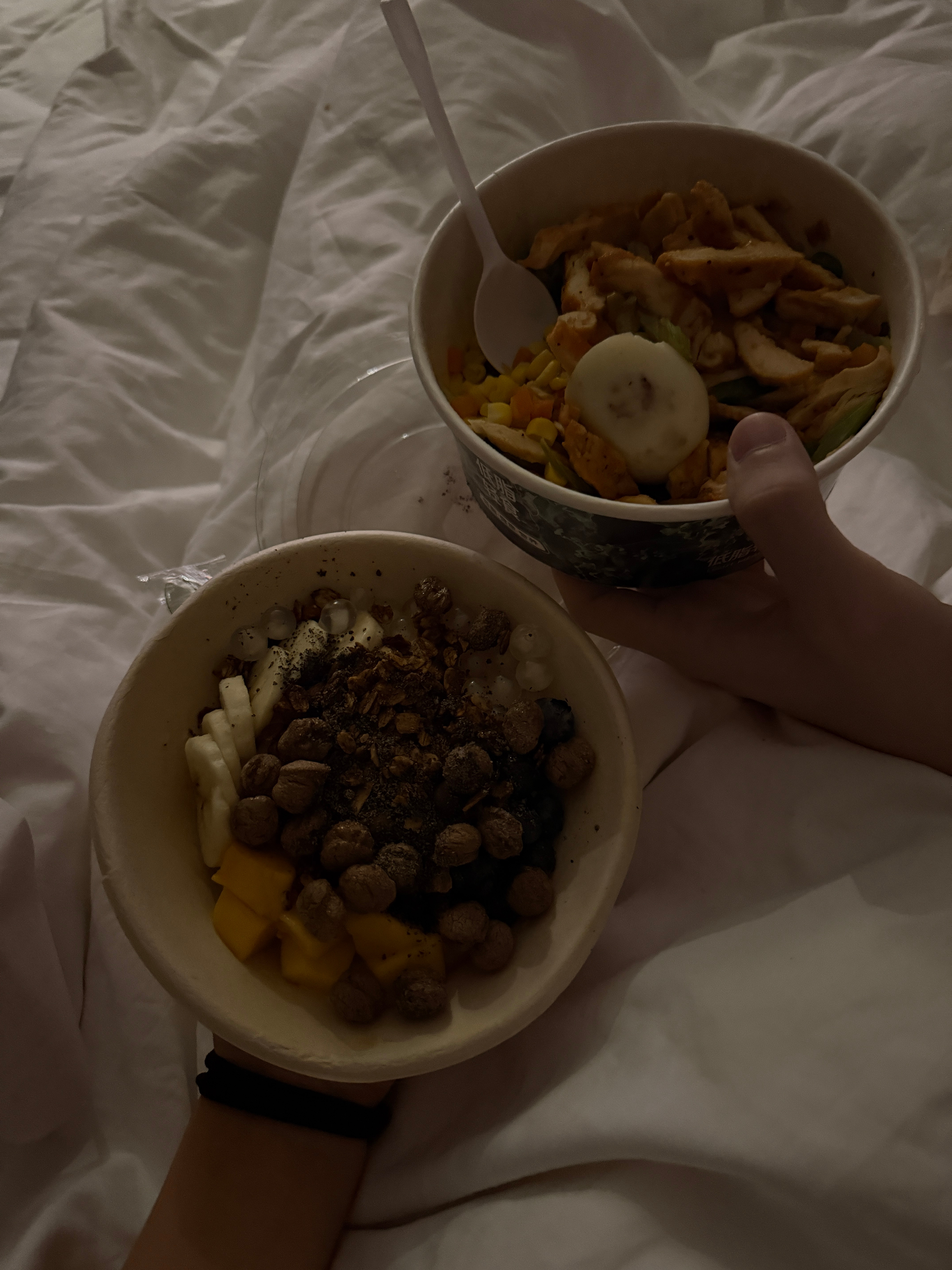 看剧时间又点了夜宵。不过点了一份轻食和酸奶碗来减少负罪感❤️❤️🔥😃😄😁