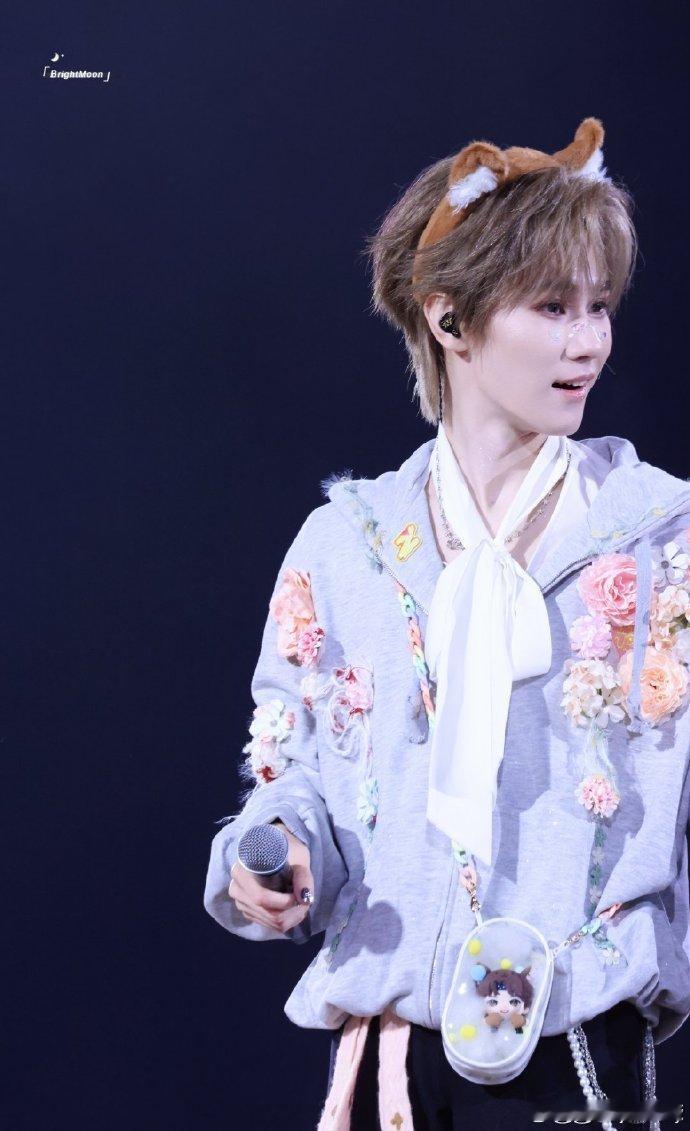 每次看到张真源彩排，都会感受到他的专注与执着。今天也不例外，他认真对待每一个细节