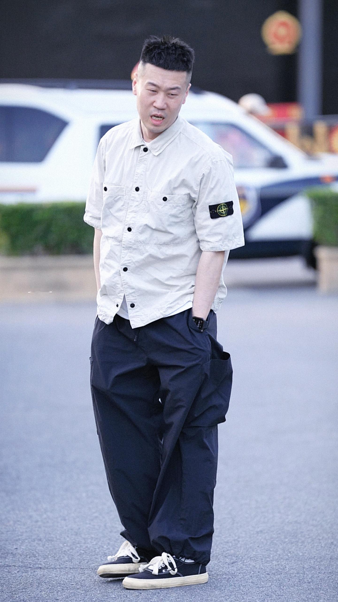 杨九郎 「周一早高峰就这样」六一儿童节快乐🎁想看新的小杨童年照📷！！！我想看