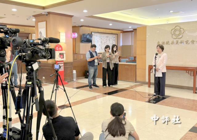 刚承诺“不挑衅”大陆的“台独”顽固分子萧美琴，竟然携同另一名“台独”分子林佳龙一