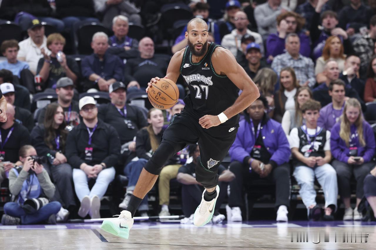 戈贝尔，你好好练练罚球吧！
今天森林狼对阵雷霆的比赛中，在第四节最后一分钟时间，